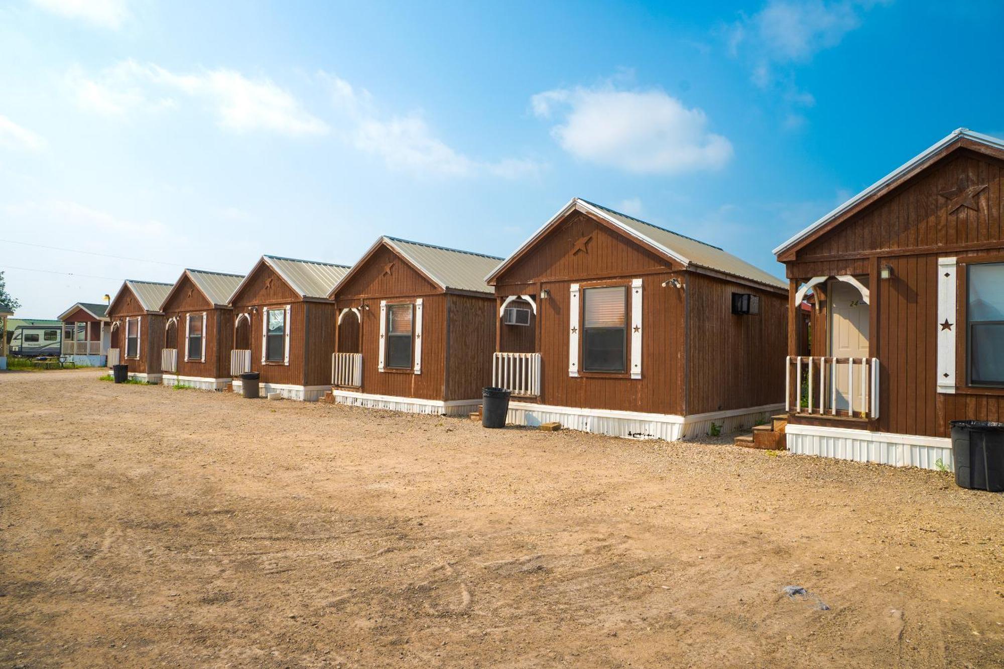 Grand Eagle Ford Lodge & Rv Park Tilden Екстер'єр фото